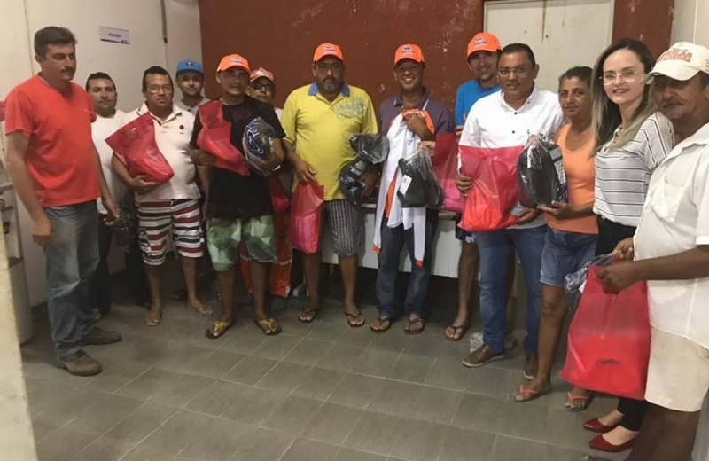 Prefeito Luiz Jairo faz a entrega de novos fardamentos para os garis municipais.