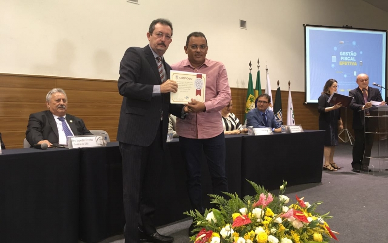 Prefeito Luiz Jairo recebe premiação do Tribunal de Justiça