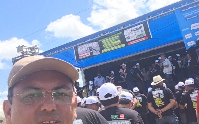 Prefeito Luiz Jairo participa de protesto em Campina Grande/PB