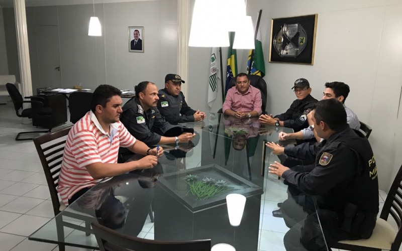 Prefeito Luiz Jairo discute reforço de segurança para festa de emancipação política