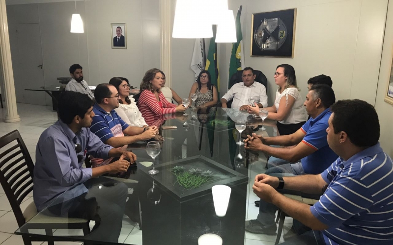 Prefeito Luiz Jairo discute indicação de emenda com a deputada Larissa Rosado