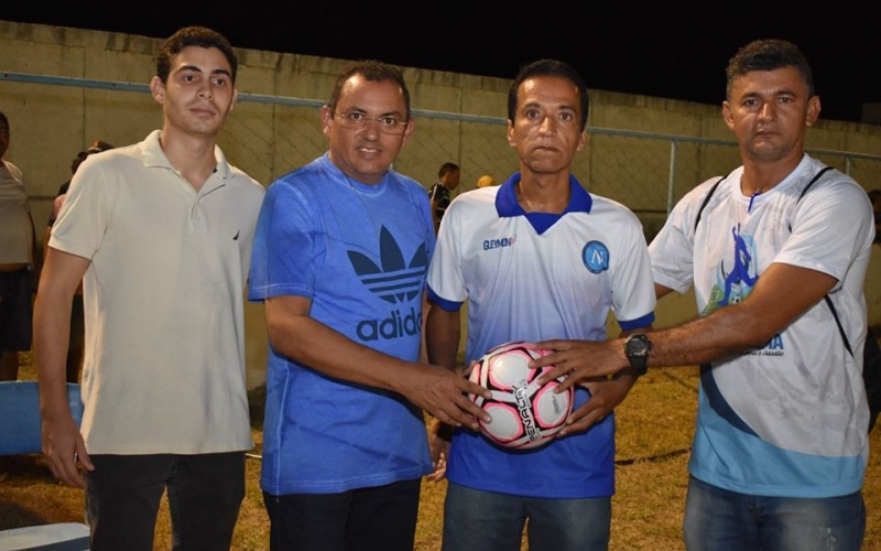 Prefeito faz entrega de material esportivo a times na abertura do Campeonato Municipal de Futebol 2019
