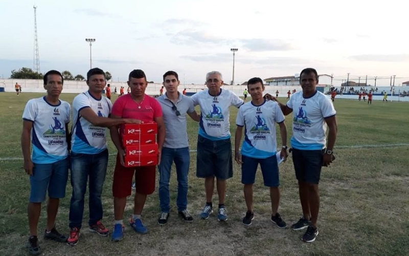 Prefeitura de Upanema distribui chuteiras para equipes do Campeonato Municipal de Futebol