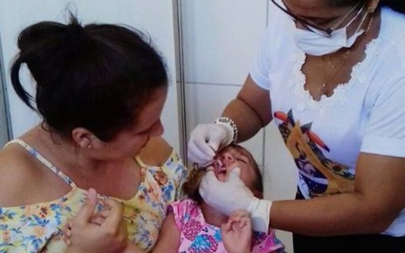 Crianças de um ano a menores de cinco devem se vacinar contra a pólio e sarampo