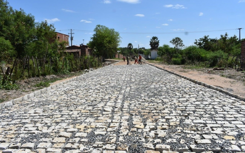 Prefeitura de Upanema executa pavimentação a paralelepípedo em mais três ruas