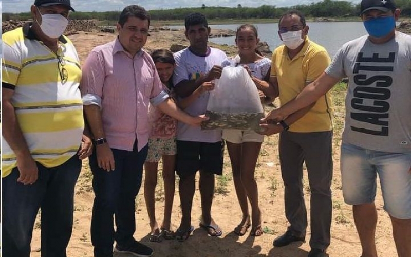 Prefeito Luiz Jairo participa de distribuição de alevinos solicitados ao DNOCS