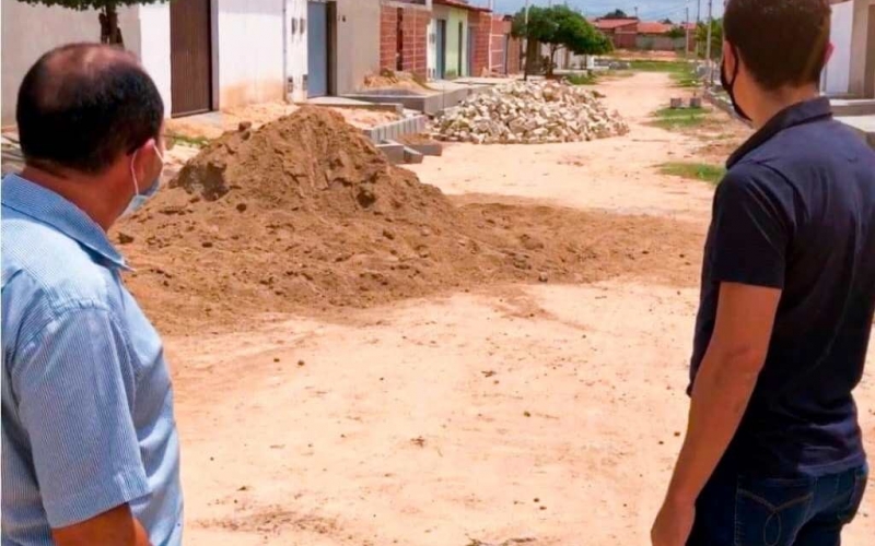 Prefeito Renan realiza acompanhamento de obra de pavimentação no Conjunto Venceslau Mendonça