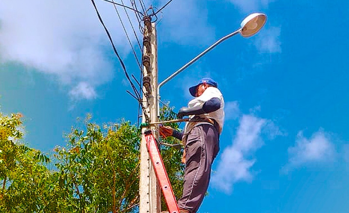 Prefeitura de Upanema executa serviços de manutenção da iluminação pública...