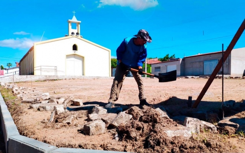 Prefeitura de Upanema inicia obra da praça pública da Capela de Mãe Rainha