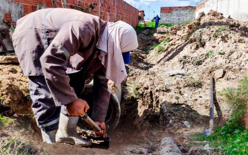 Prefeitura de Upanema executa serviço de drenagem para acabar com acúmulo de águas das chuvas em ruas do bairro Santa Pa