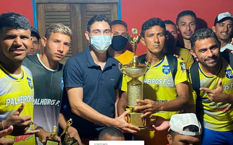 Prefeito Renan participa da entrega da premiação do Campeonato de Futebol do Palheiros 3