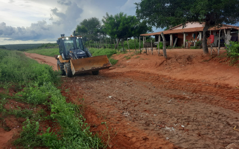 Prefeitura de Upanema recupera estradas e açude na zona rural