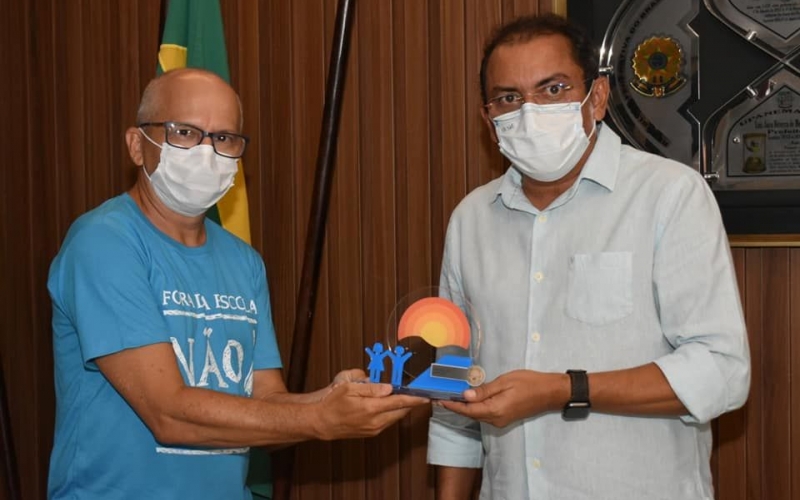 Prefeito Luiz Jairo recebe troféu do Selo Unicef pela segunda vez 