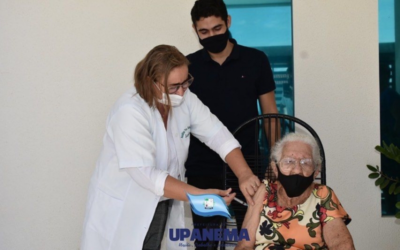 Prefeitura de Upanema vacina primeira idosa contra Covid-19.